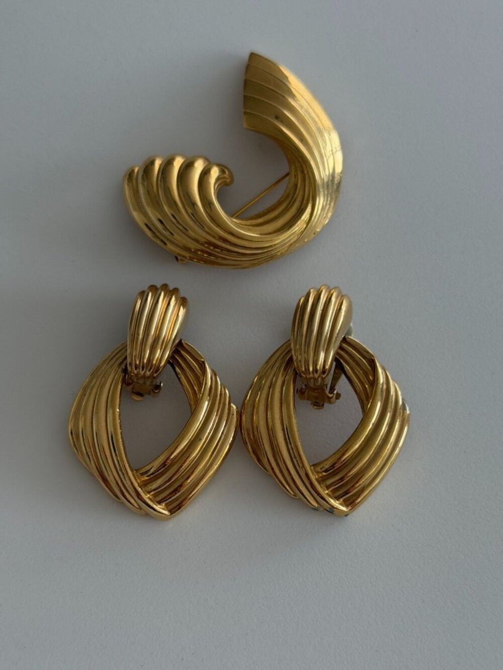 CINER Vintage Gold Tone 1980s Brooch and Earring Set